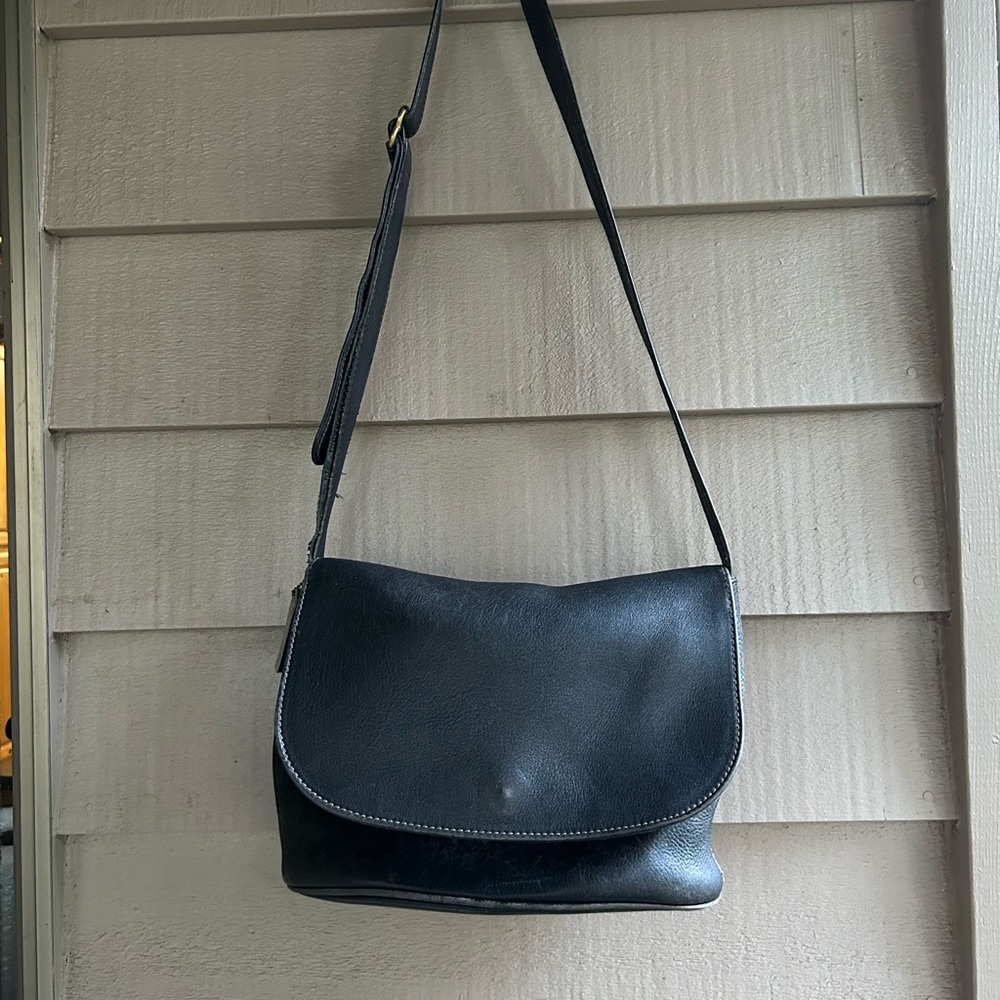 Classic coach bag. Shoulder strap lined. Black